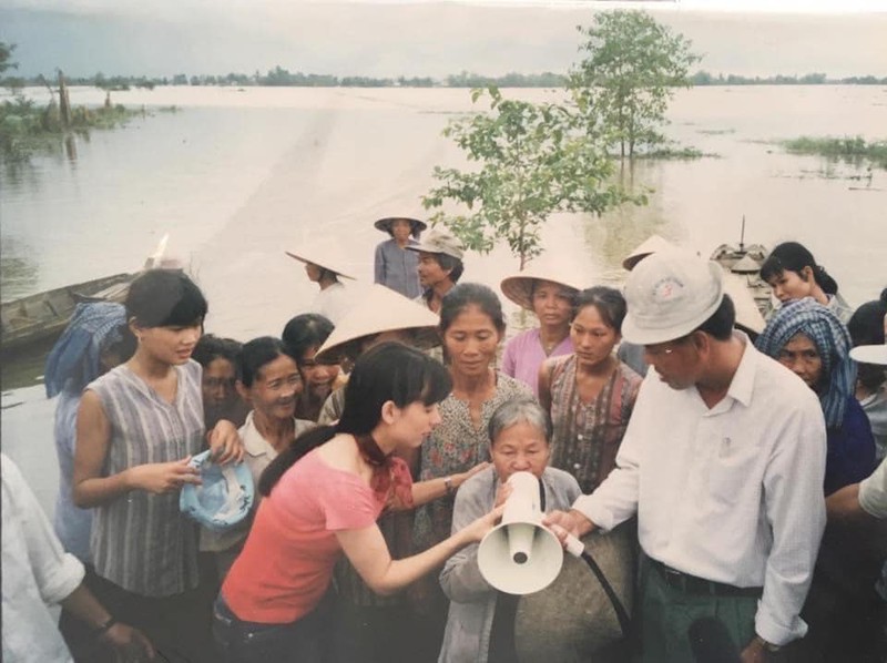 Tro cốt của ca sỉ Phi Nhung được Việt Hương đưa về Mỹ