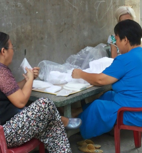 Sản xuất khăn giấy ướt từ nh&agrave; vệ sinh, in logo chữ thập đỏ