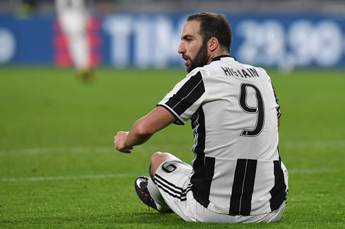 CĐV Napoli b&aacute;n giấy vệ sinh in h&igrave;nh kẻ phản bội Higuain